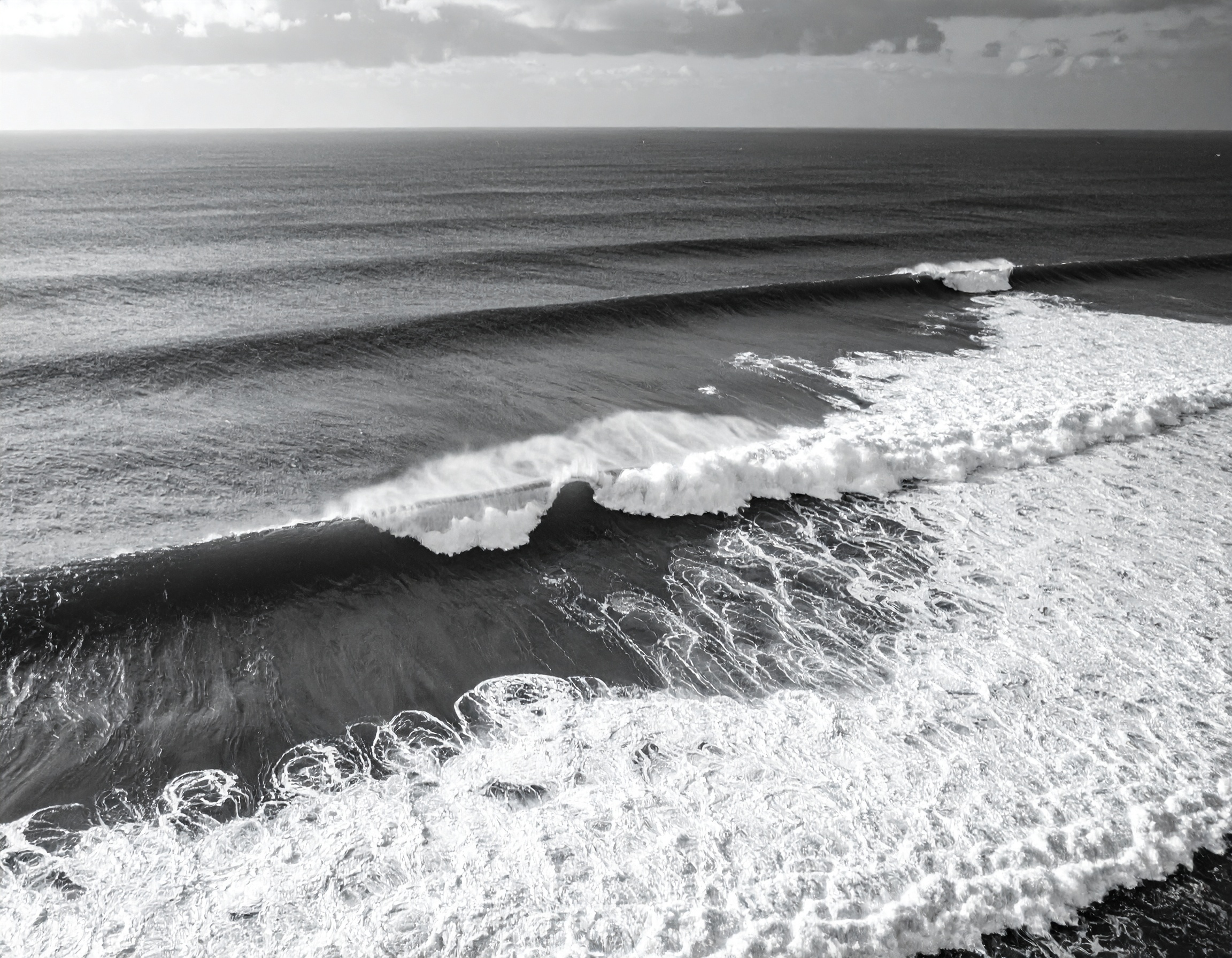 Ocean waves in black and white